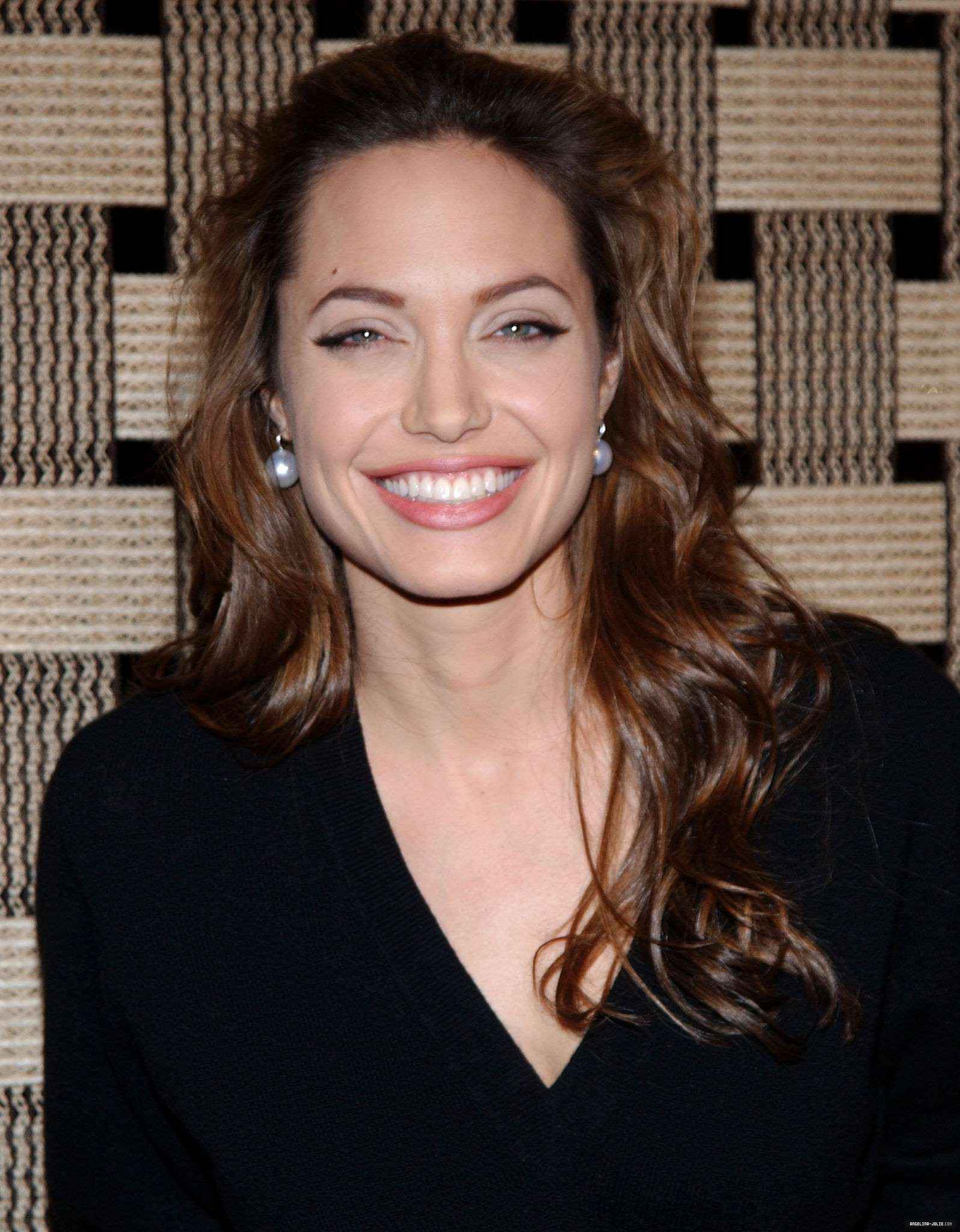 December 02 - "Hotel Rwanda" Los Angeles Premiere - 2302 - Angelina